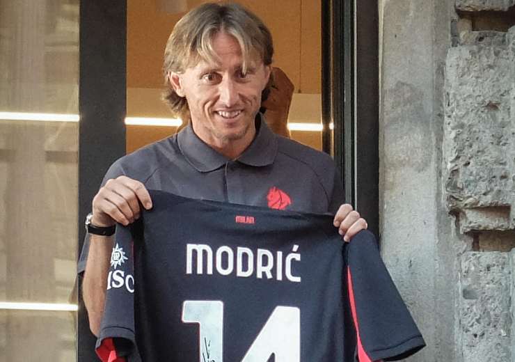 Luka Modric esibisce la sua maglia del Milan con il numero 14