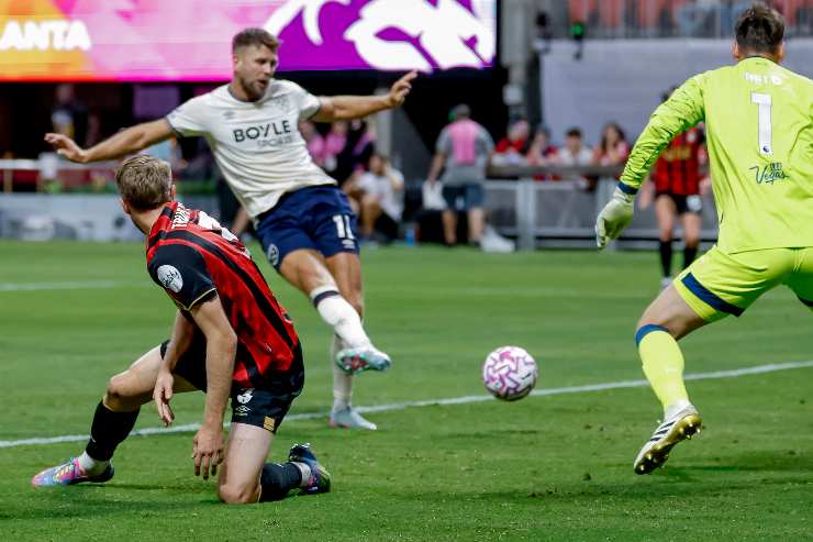 Niclas Fullkrug attaccante del West Ham mentre calcia il pallone verso la porta