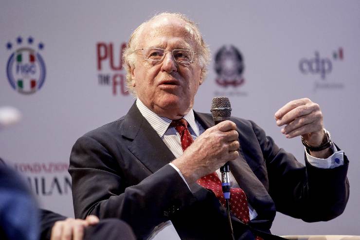 Paolo Scaroni presidente del Milan seduto su una poltrona mentre parla al microfono