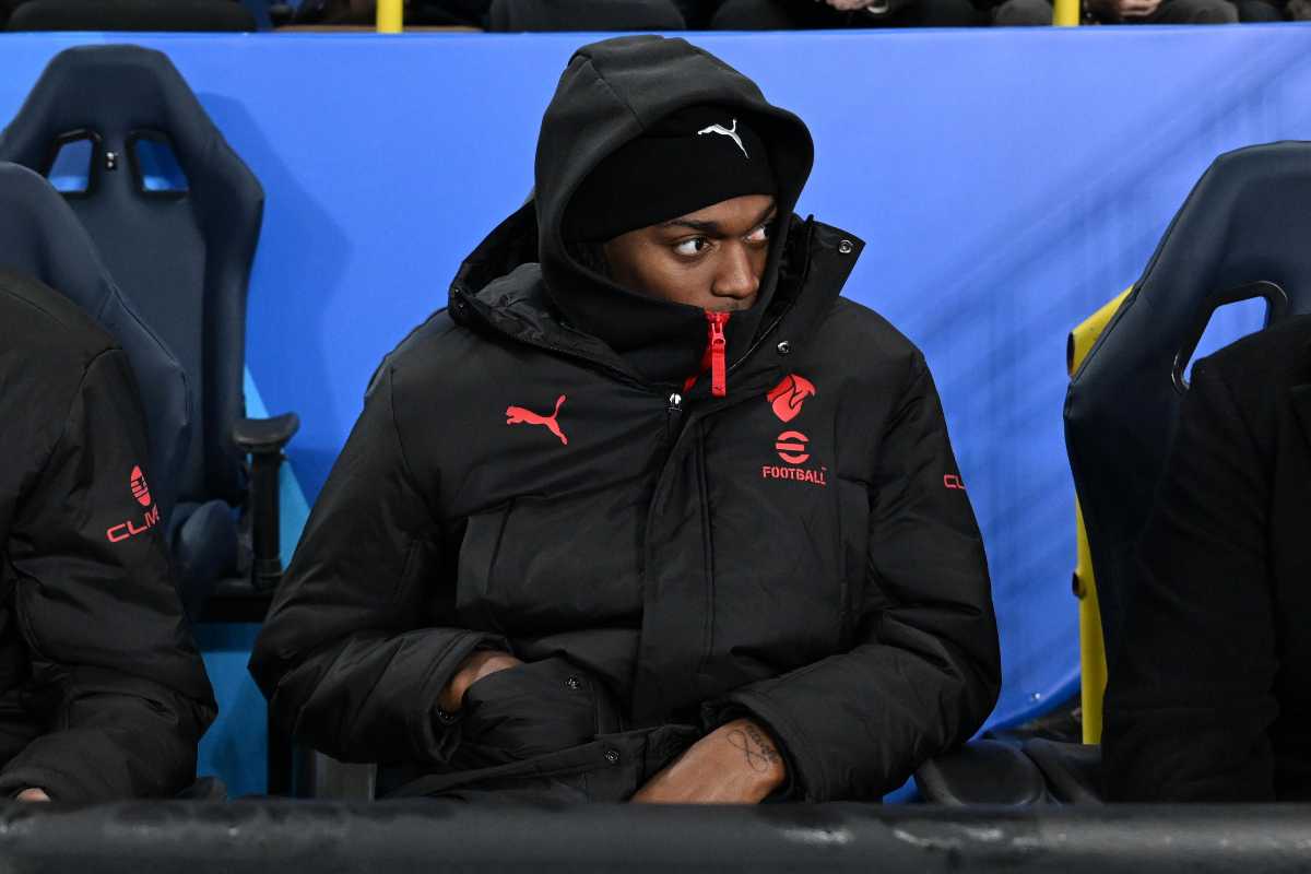 Rafael Leao calciatore del Milan seduto in panchina