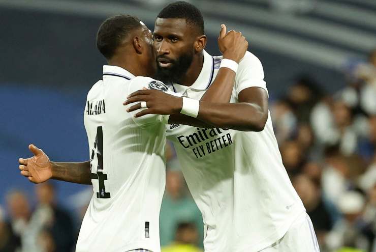 David Alaba e Antonio Rudiger difensori del Real Madrid si abbracciano durante una partita 