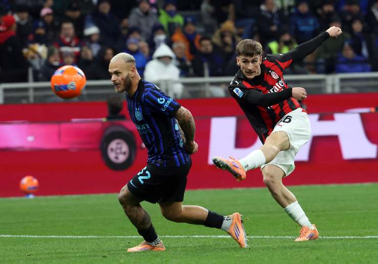 Alexis Saelemaekers calcia durante il derby Inter-Milan di Serie A a San Siro