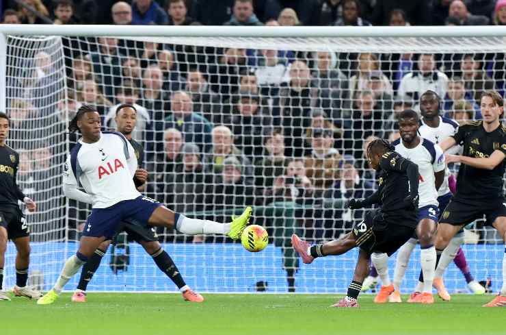 Chukwueze calcia durante una partita di Premier League tra Fulham e Tottenham