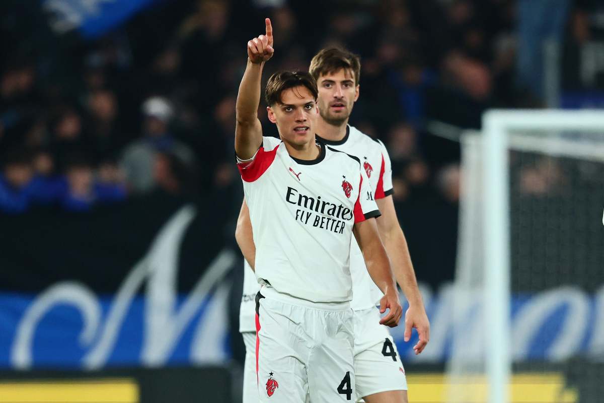 Samuele Ricci centrocampista del Milan esulta dopo un gol segnato con la maglia bianca da trasferta