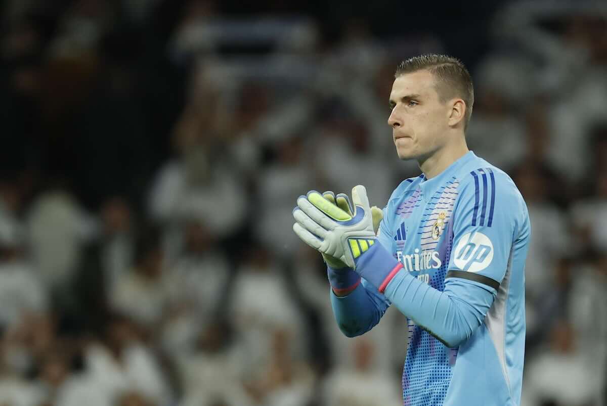 Lunin applaude