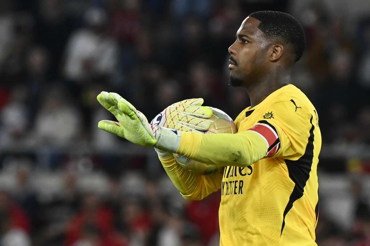 Maignan con il pallone in mano