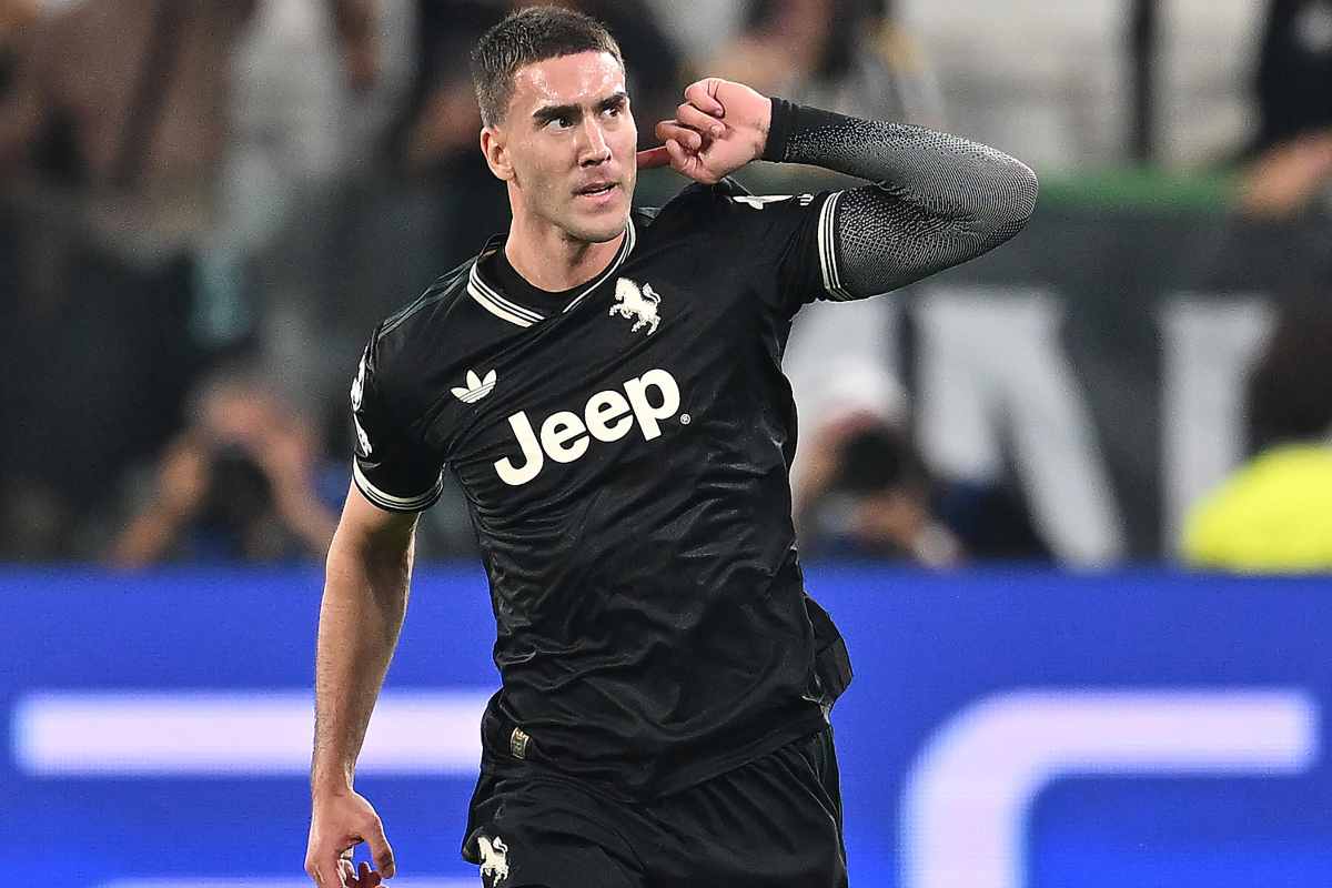 Vlahovic esulta toccandosi l'orecchio