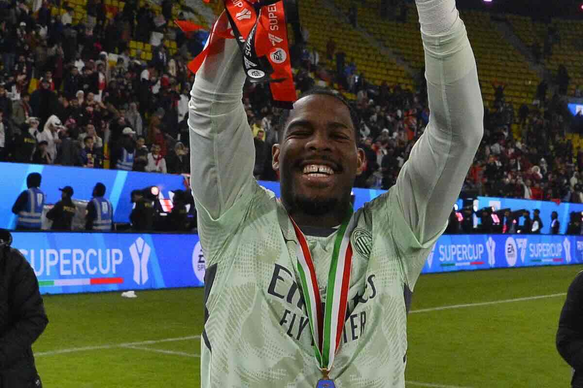 Maignan alza il trofeo