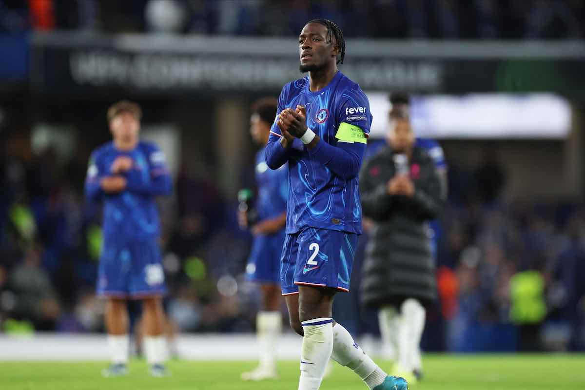 Disasi con la maglia del Chelsea