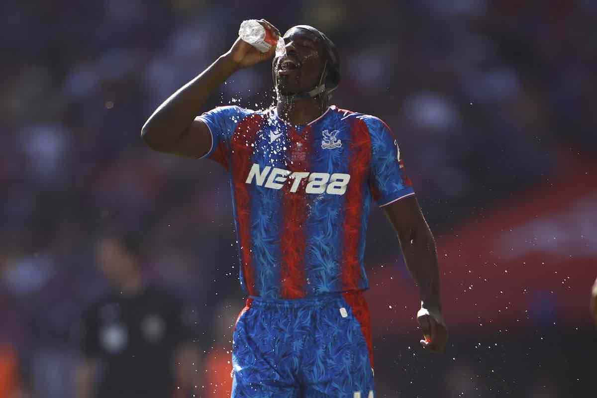 Mateta si bagna con la bottiglietta