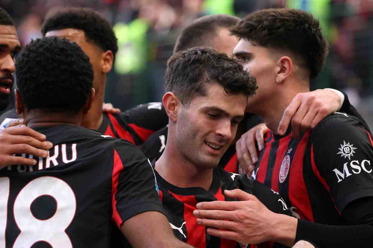 Pulisic abbracciato dai compagni