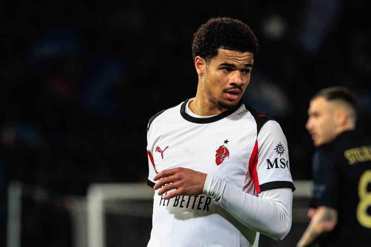 Athekame in maglia bianca