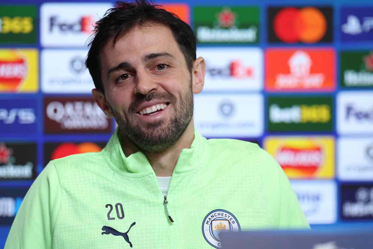Bernardo Silva con la maglia del City in conferenza stampa